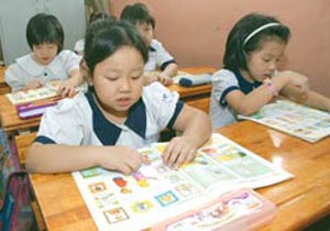 Pupils of Phan Dinh Phung Primary School study English in their class (Photo: SGGP) Pupils of Phan Dinh Phung Primary School study English in their class (Photo: SGGP)